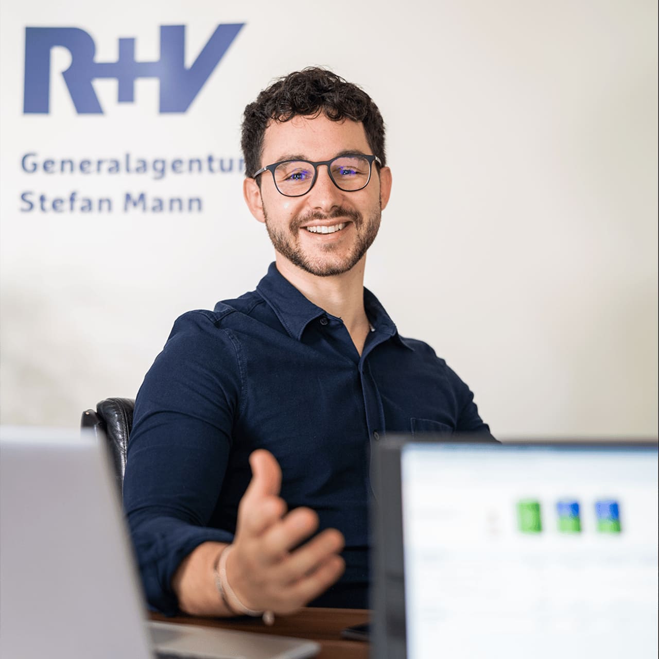 Stefan Mann an seinem Arbeitsplatz in der R+V Generalagentur
